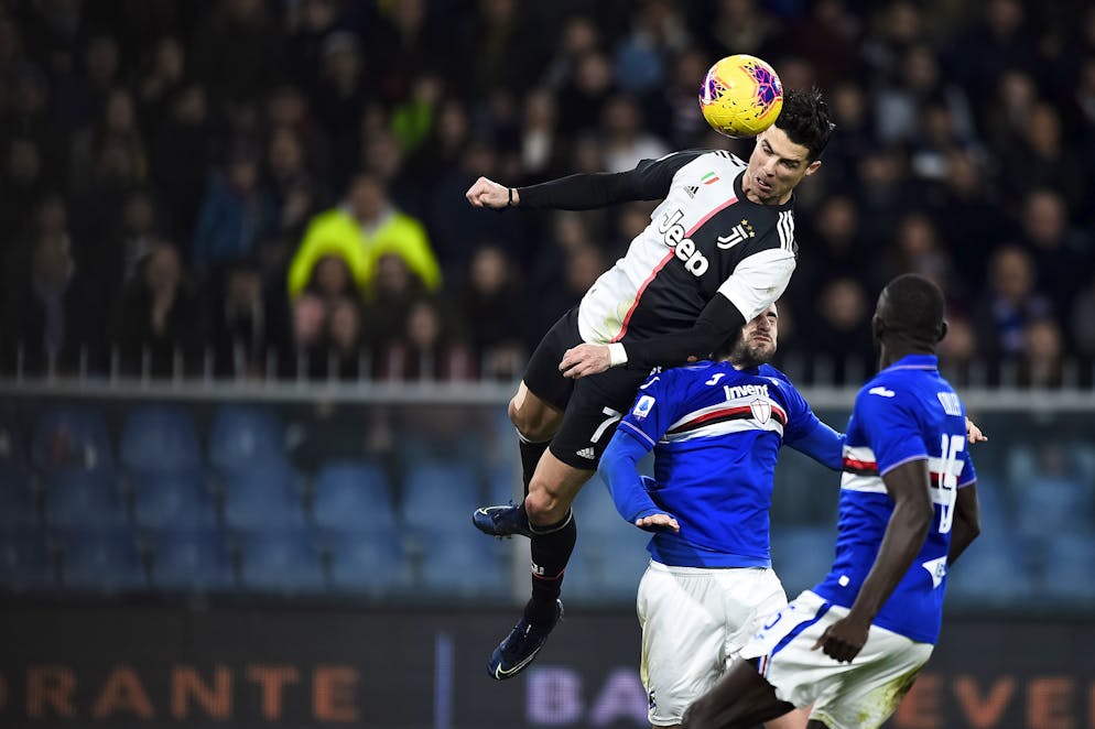 Ronaldo colpisce la palla dove gli altri non arrivano.