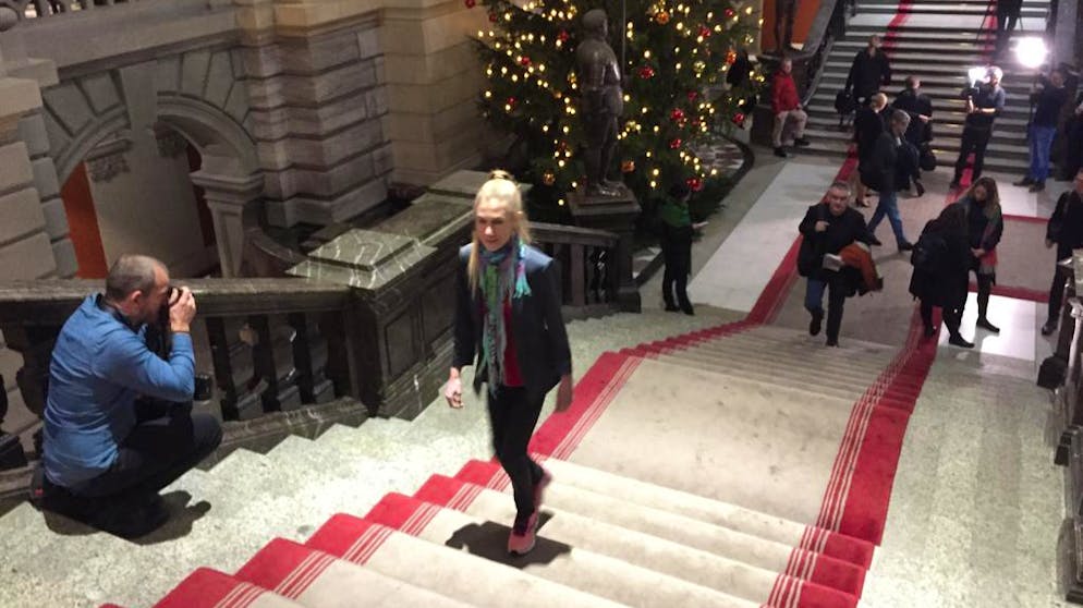 Die Grüne Meret Schneider im Bundeshaus auf dem Weg in den Nationalratssaal.