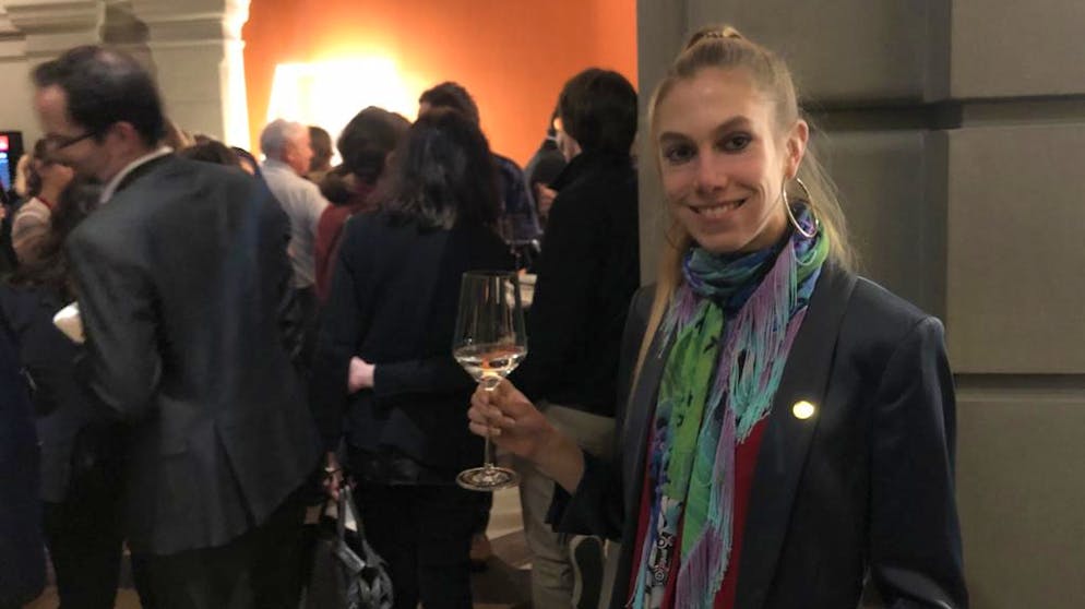 Der erste Tag im Bundeshaus: Nationalrätin Meret Schneider mit einem Glas Wasser am Apèro.