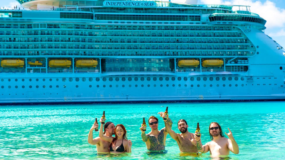 Heavy-Metal-Festival auf hoher See. Wer will da überhaupt an Land gehen? Und wenn, dann sicher nicht ohne Bier!