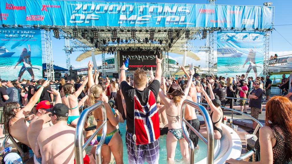 Heavy-Metal-Festival auf hoher See. Mit einer Horde Metal-Fans an Bord sieht das dagegen eher so aus. Seit 2011 sticht dieses Kreuzfahrt-Festival alljährlich in Fort Lauderdale, Florida, in See.