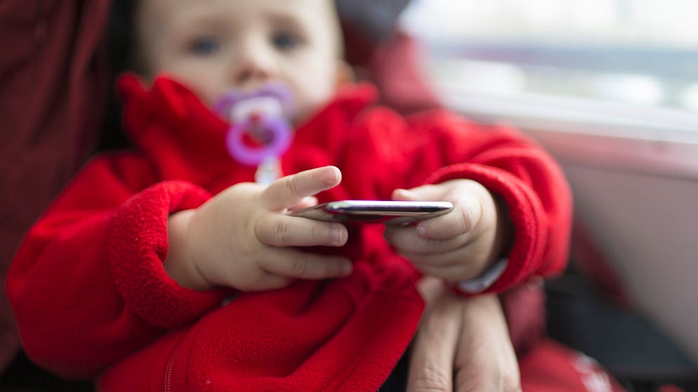 Wer sein Baby mit Handyvideos ablenkt, erkauft sich eine kurze Ruhe zu einem sehr hohen Preis. (Symbolbild)