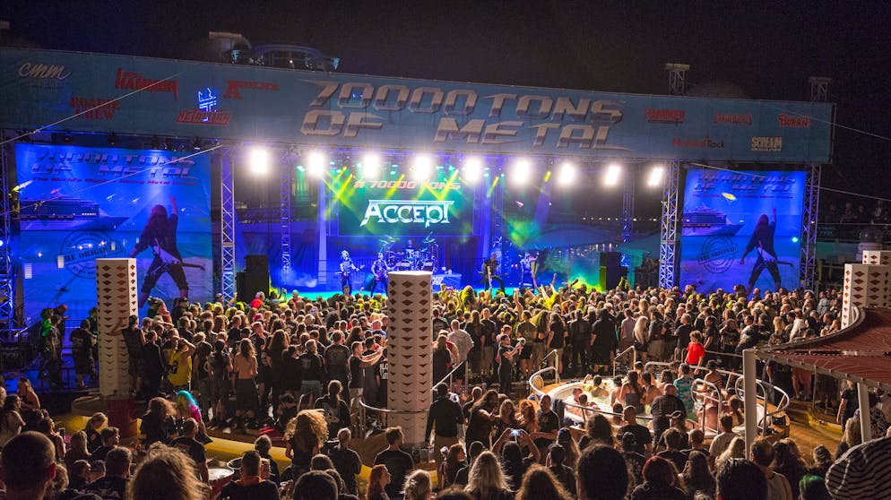 Heavy-Metal-Festival auf hoher See. Hauptattraktion ist die Bühne auf dem Pooldeck, wo es bis in die Nacht hoch her geht. 