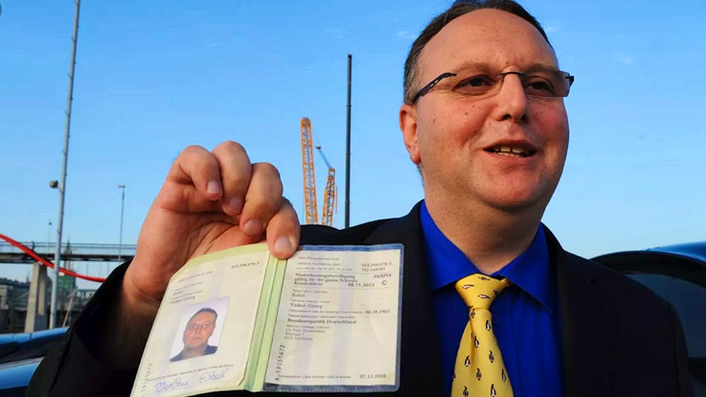 Volker Eckel will beweisen, dass seine Papiere echt sind.