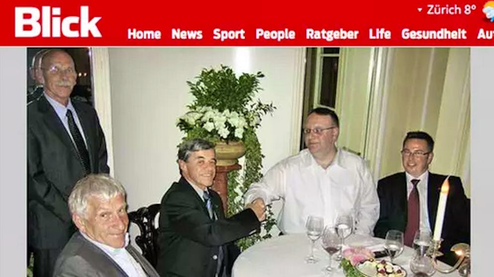 Handschlag zwischen Volker Eckel (2. von rechts) und GC-Boss Heinz Spross. Beim genauem Hinsehen erkennt man in Erich Vogels (unten links) Augen Dollar-Zeichen.