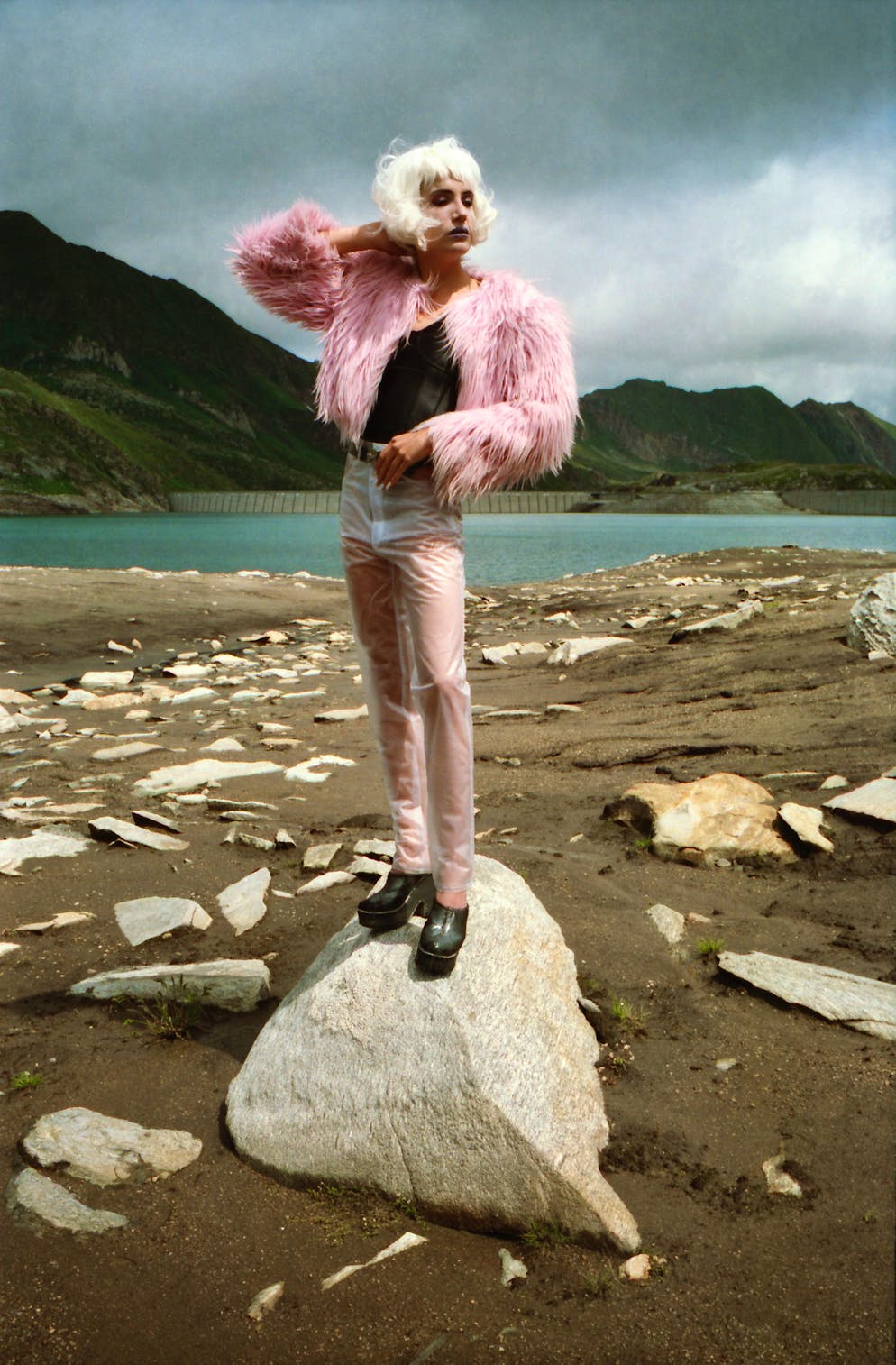 Coco – der Engel aus Bern, den die Welt nicht verstand. Bei einem Kaffee in einem Berner Schwulenlokal schliessen sie einen fotografischen Vertrag: Coco posiert für ihn und dafür dokumentiert Fatton ihre Geschlechtsanpassung.