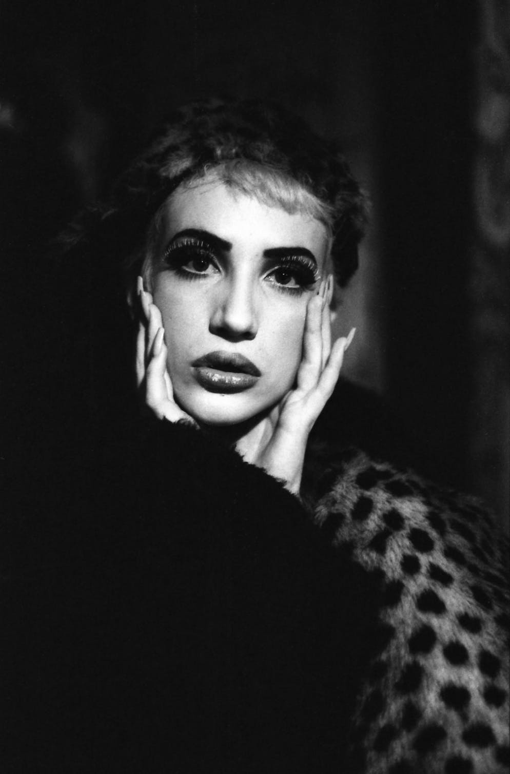 Coco – der Engel aus Bern, den die Welt nicht verstand. ... inszenierte Modefotografie, zuhause, unterwegs, in Clubs und in den Bergen zeigen die zahlreichen Facetten der schillernden Coco.