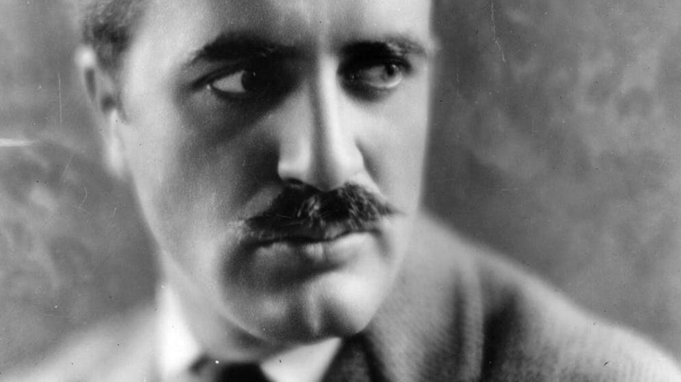 Rekord! Diese Stars und Filme gewannen die meisten Oscars. 39 Nominierungen, elf Auszeichnungen: Art Director Cedric Gibbons schuf die Kulissen für zahlreiche Filmklassiker und gewann den «Bestes Szenenbild»-Oscar für Filme wie «Die lustige Witwe» (1934), «Stolz und Vorurteil» (1940), «Die Wildnis ruft» (1946) und «Ein Amerikaner in Paris».