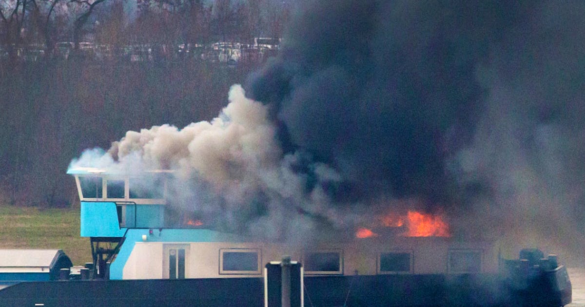 Kohleschiff auf dem Rhein in Brand Kohleschiff auf dem Rhein in Brand