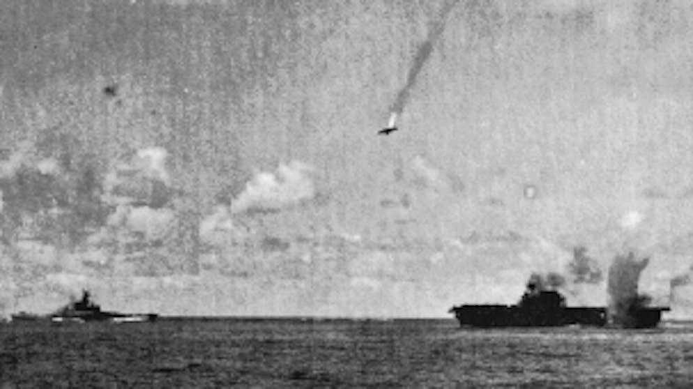 Der Untergang der USS Hornet. ... vom Typ Aicha D3A, der abgeschossen wird. Links pflügt das Schlachtschiff USS South Dakota durchs Meer. Die Flugzeuge des Kaisers setzen dem Träger aus den USA zu: ...