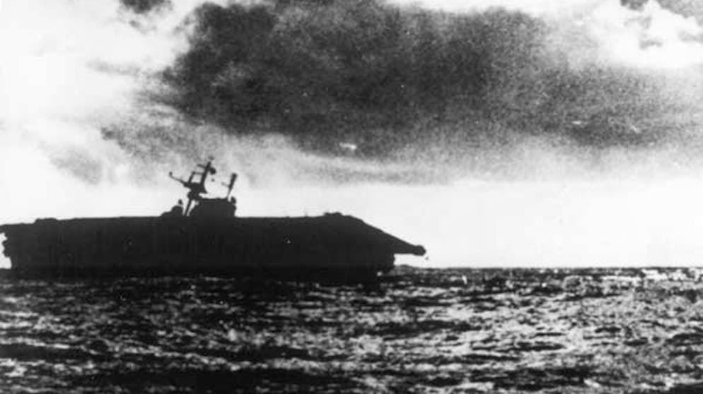 Der Untergang der USS Hornet. Die USS Hornet ist derart schwer getroffen, dass die Besatzung sie um 17 Uhr aufgibt. Anschliessend wird sie von anderen Navy-Booten zerschossen, damit sie nicht dem Feind in die Hände fällt.