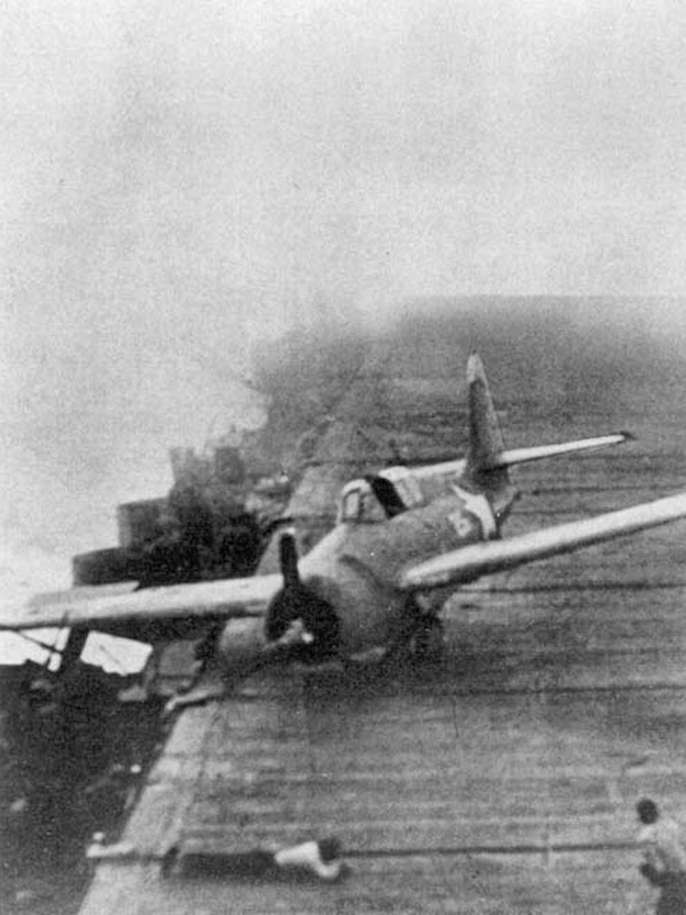 Der Untergang der USS Hornet. Die US-Flugzeugträger haben zwar Jäger vom Typ F4F-4 «Wildcat» an Bord, doch sie können nicht verhindern, dass die Japaner die Hornet kampfunfähig schiessen. Diese «Wildcat» an Bord der USS Enterprise konnte gerade noch landen.