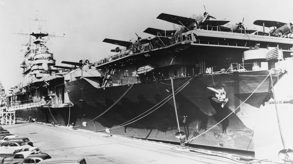 Der Untergang der USS Hornet. Die USS Hornet im Februar 1942 in Norfolk, Virginia: Der Flugzeugträger mit der Kennung CV-8 läuft im Dezember 1940 vom Stabel und wird im Oktober 1941 in Dienst gestellt. Zum Erstaunen ...