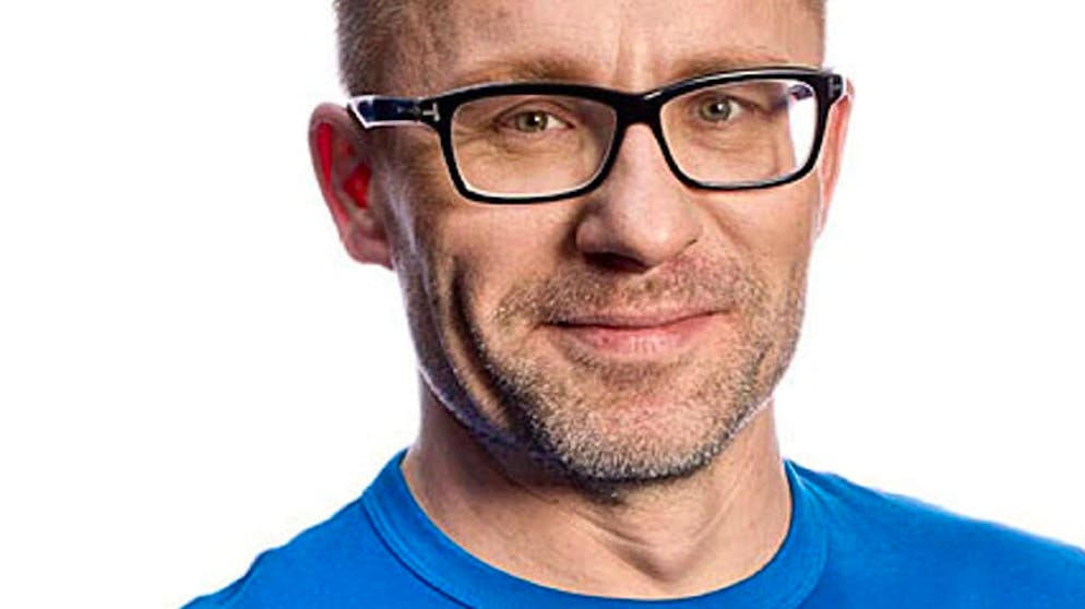 «Bluewin»-Redaktor Bruno Bötschi spricht für das Frage-Antwort-Spiel «Bötschi fragt» regelmässig mit bekannten Persönlichkeiten. Bötschi hat viel Erfahrung mit Interviews. Für die Zeitschrift «Schweizer Familie» betreute er jahrelang die Serie «Traumfänger». Über 200 Persönlichkeiten stellte er dafür die Frage: Als Kind hat man viele Träume – erinnern Sie sich? Das Buch zur Serie «Traumfänger» ist im Applaus Verlag, Zürich, erschienen. Es ist im Buchhandel erhältlich.