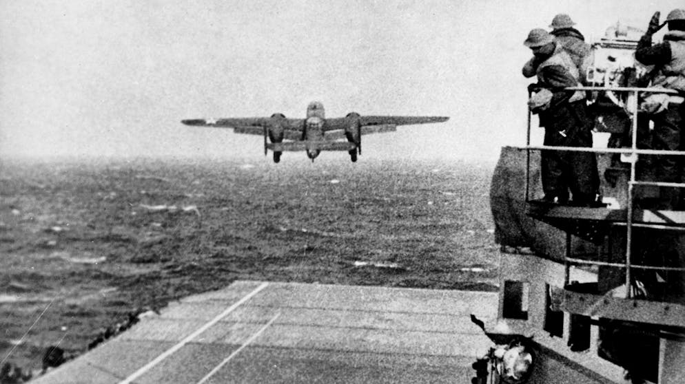 Der Untergang der USS Hornet. ... der Mannschaft hat das Schiff vierb Monate später auch zwei B-25-Bomber an Bord. Die Matrosen wissen nichts vom geplanten «Doolittle Raid», mit dem die USA im April 1942 Japan überraschen. Es bleiben nicht die einzigen B-25 an Deck der Hornet.
