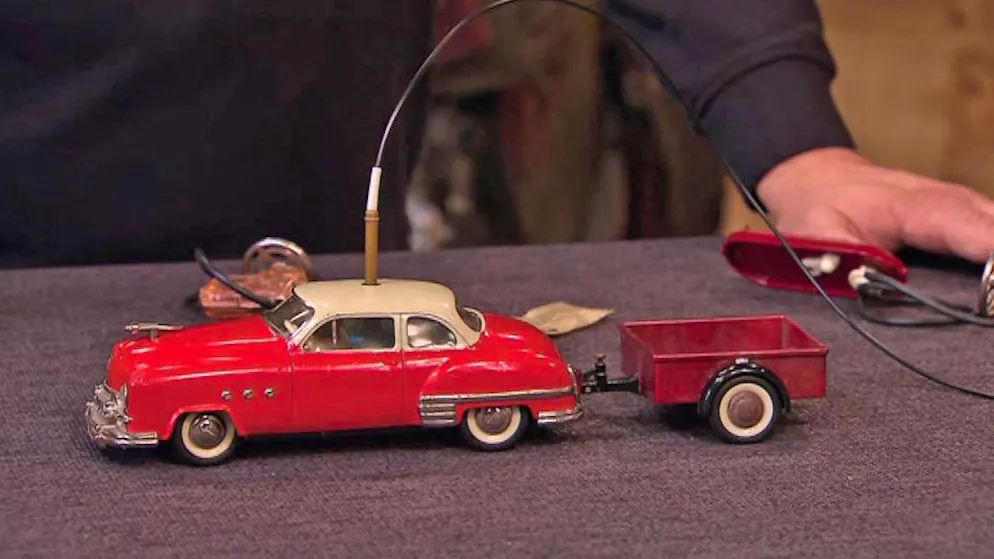 «Bares für Rares»: Horst Lichter und die leicht bekleidete Dame. Grund zur Freude hatten auch die anderen Händler, denn es gab noch weitere tolle Raritäten zu kaufen. Ein Schuco-Auto mit Elektromotor aus den 50er-Jahren war für 120 Euro ein Schnäppchen.
