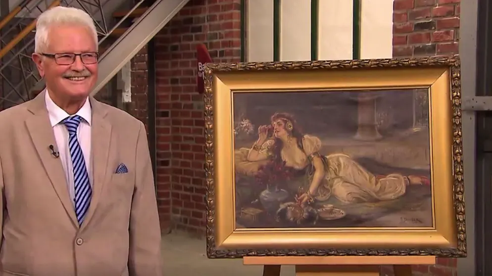 «Bares für Rares»: Horst Lichter und die leicht bekleidete Dame. «Die ist ja barbusig», traute sich Lisa Nüdling als einzige, das offensichtliche Kaufargument zu benennen. «Die wartet auf ihren Liebhaber», erklärte Hofmaier den Sachverhalt. Schon das erste Gebot übertraf die Wünsche von Herrn Leinweber.