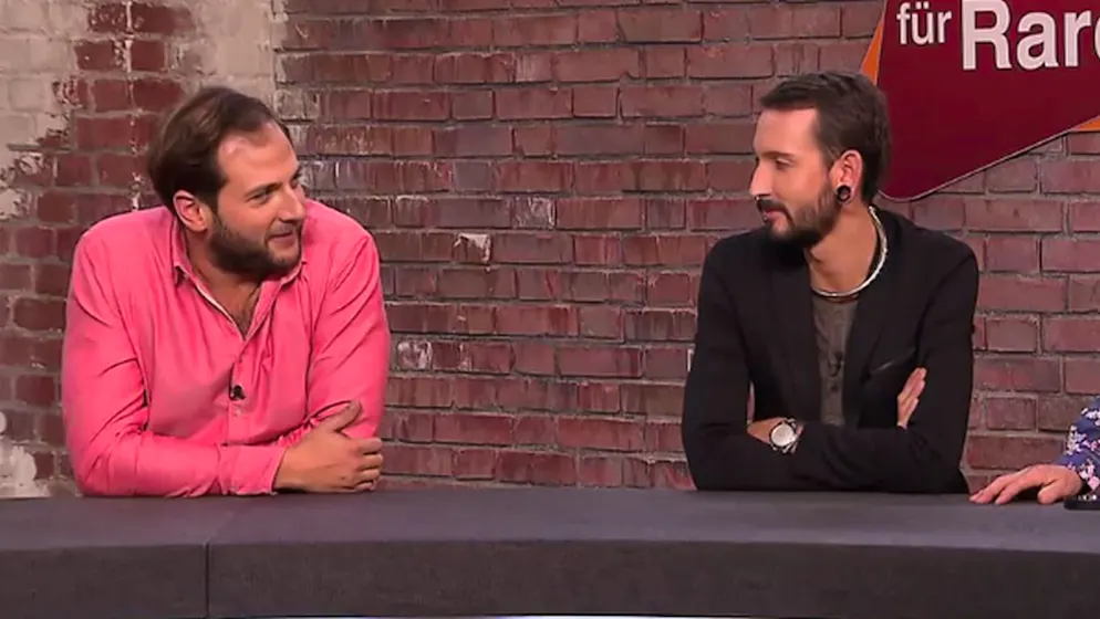 «Bares für Rares»: Horst Lichter und die leicht bekleidete Dame. Das Duell spielte sich dann zwischen Julian Schmitz-Avila (l.) und Fabian Kahl (m.) ab. Die schaukelten sich gegenseitig nach oben, aus dreistellig wurde vierstellig – und damit war noch lange nicht Schluss.