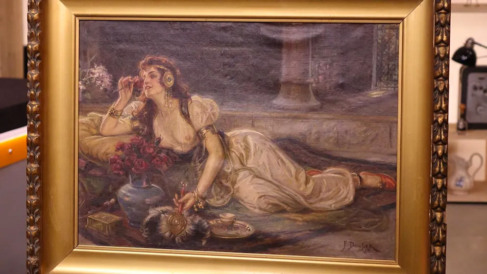 «Bares für Rares»: Horst Lichter und die leicht bekleidete Dame. Was Dr. Leinweber jedoch interessierte: «In erster Linie würde ich gerne den Marktwert erfahren.» Denn damit kannte er sich nicht aus: «Ich hab das immer nur im Schlafzimmer meiner Tante hängen sehen.»