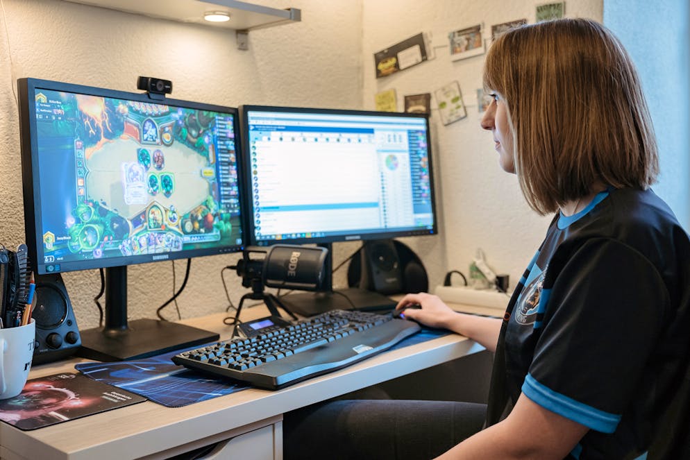 Die Game-Infrastruktur hat Céline aufgerüstet: Zwei neue Bildschirme gekauft, den PC hat sie selber zusammengesetzt und eine Spezialmaus bekam sie geschenkt. Das Mikrofon und die Webcam fürs Streamen sind die neuesten Errungenschaften.