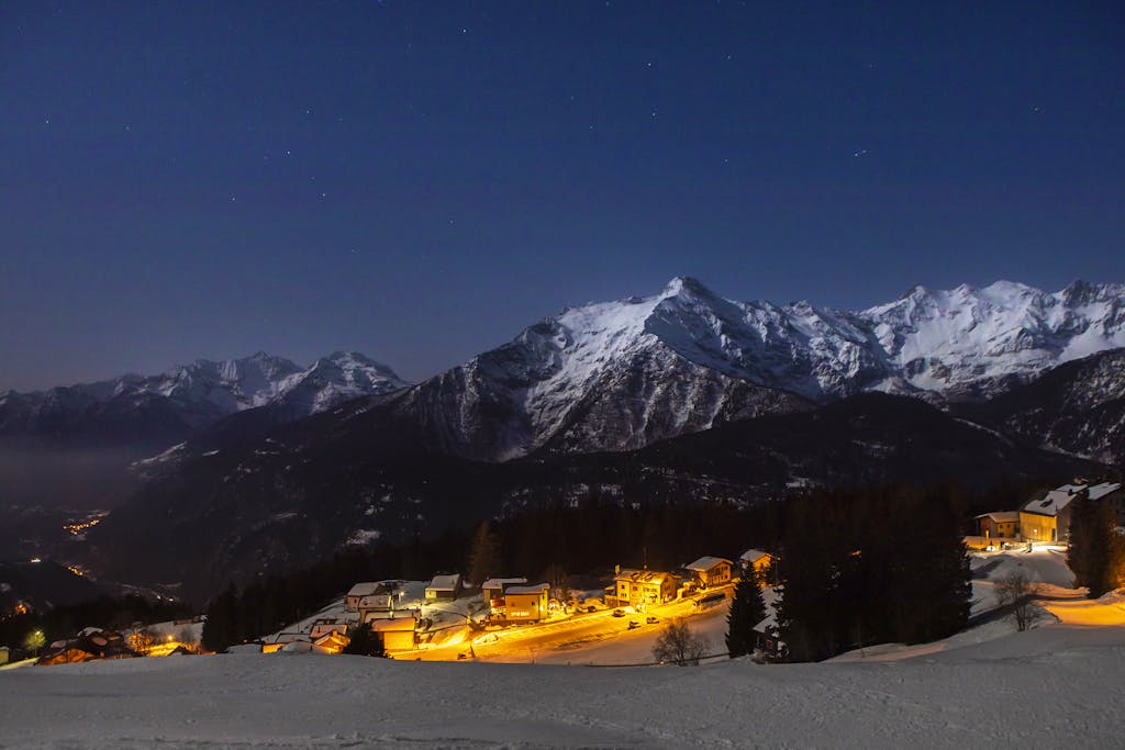 Carì: Ciaspolata al chiar di luna. Nella foto una veduta panoramica notturna di Carì.
