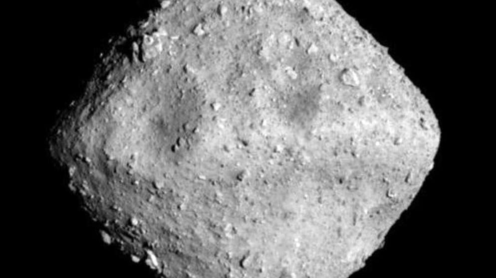 Landung der japanische Raumsonde «Hayabusa2» auf dem Asteroiden «Ryugu». Der Asteroid «Ryugu», aufgenommen mit der ONC-T-Kamera der japanischen Raumsonde «Hayabusa2» aus einer Entfernung von 22 Kilometern.
