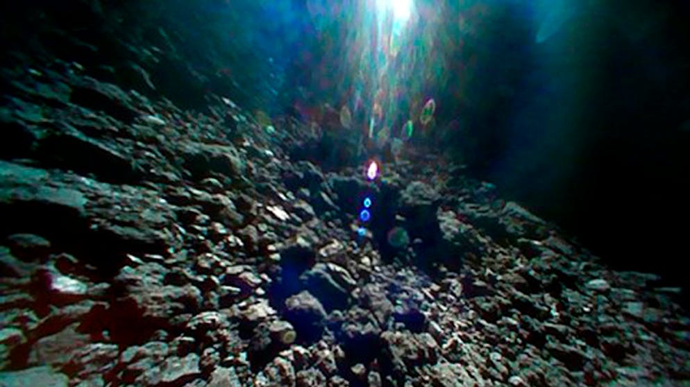 Landung der japanische Raumsonde «Hayabusa2» auf dem Asteroiden «Ryugu». Die Oberfläche des Asteroiden «Ryugu» ist zerklüftet. Die Aufnahme vom 23. September stammt von einem Roboter-Kundschafter der japanischen Raumsonde «Hayabusa2».