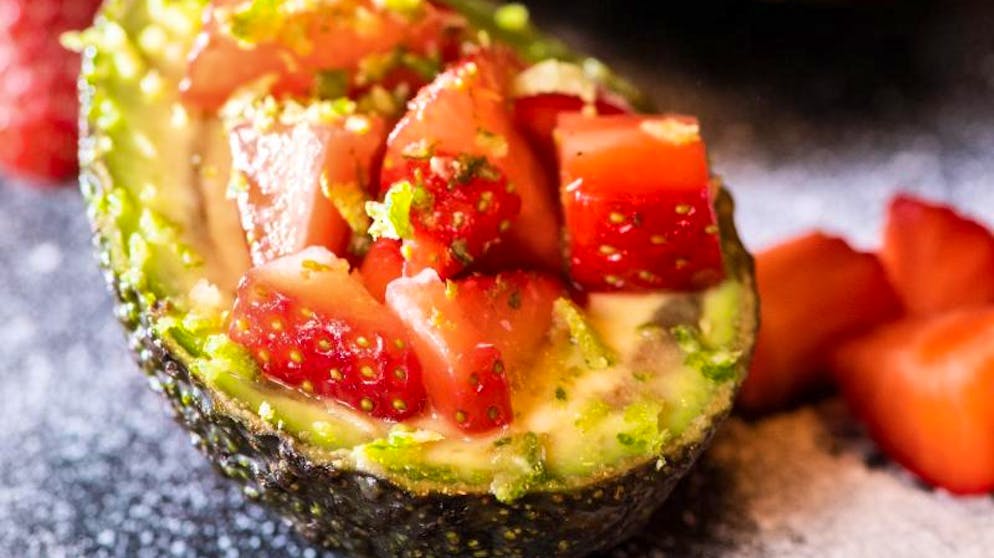 Rot-grüne Koalition: Dass Beeren auch in Kombination mit Gemüse schmecken, beweist dieser Avocado-Erdbeer-Salat.