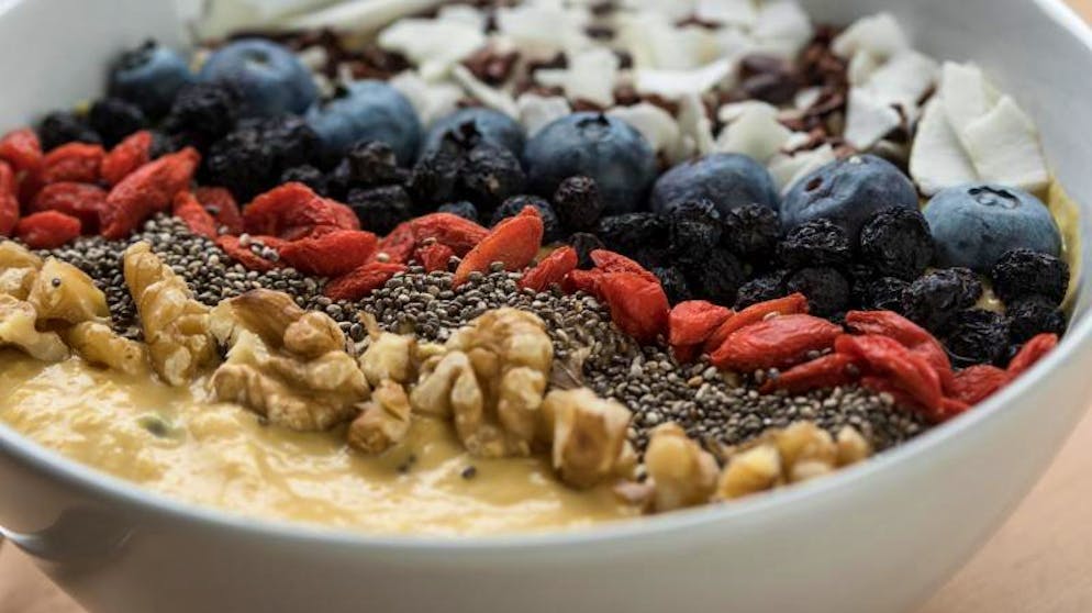 Goji, Aronia, Blaubeere und mehr: In Kombination mit Nüssen und Samen sind Beeren ein ideales Frühstück.