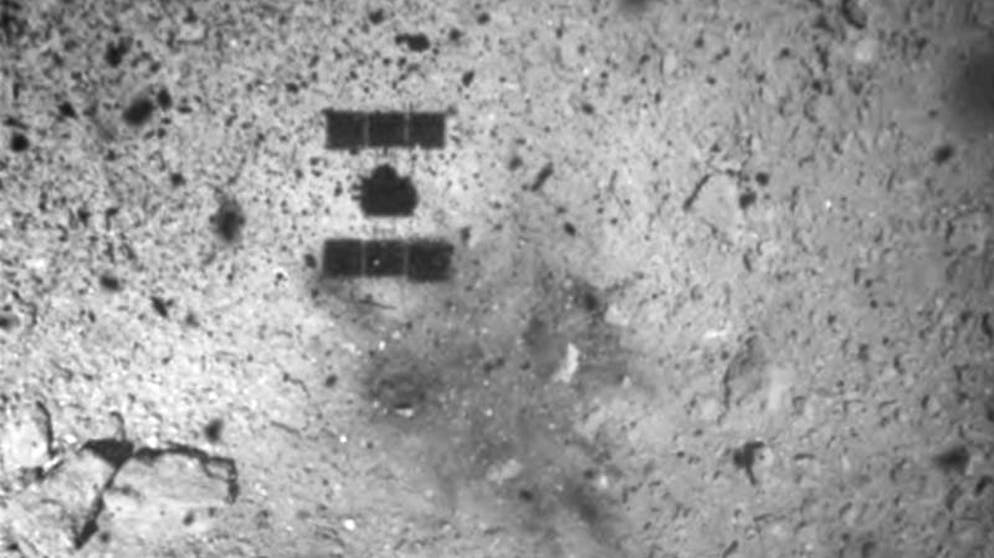 Landung der japanische Raumsonde «Hayabusa2» auf dem Asteroiden «Ryugu». Der Schatten der unbemannten Sonde «Hayabusa2» ist nach deren erfolgreichen Landung auf dem Asteroiden «Ryugu» zu sehen.