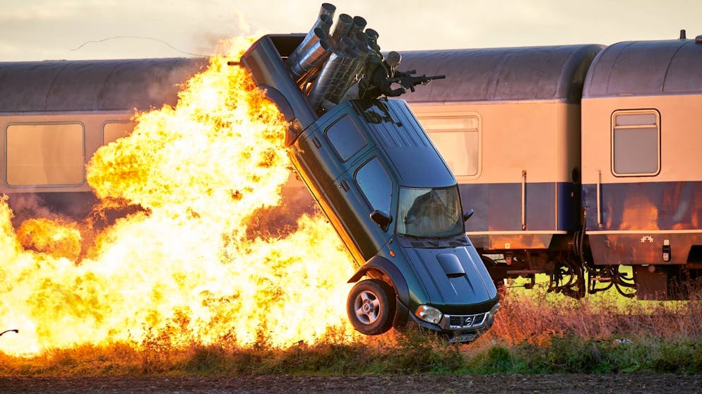 Die Serien-Highlights im März. Ein Bild von einem explodierenden Auto kann an dieser Stelle eigentlich nur eines bedeuten: «Alarm für Cobra 11» ist zurück aus dem Winterschlaf. Ab 21. März zeigt RTL die restlichen sieben Folgen der nunmehr 23. Staffel um die Autobahnpolizisten. Die bekommen es zum Auftakt mit schwer bewaffneten Geiselnehmern zu tun.