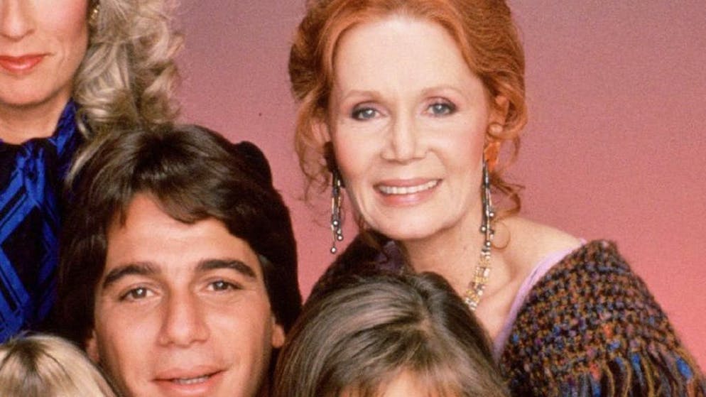 Che fine hanno fatto le star delle sit-com cult degli anni Ottanta?. La madre di Angela, Mona (Katherine Helmond, a destra) rappresentava un personaggio televisivo inusuale per l'epoca: questa donna attempata, diventata presto vedova, aveva numerose avventure e relazioni con uomini di tutte le età. E ne parlava molto apertamente.