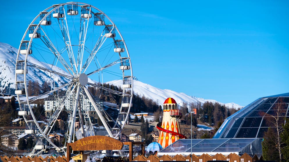 Indische Pre-Wedding-Party mit 850 Gästen steigt in St. Moritz. Ein Riesenrad von beachtlichen Dimensionen erhebt sich aus der Winterlandschaft von St. Moritz.