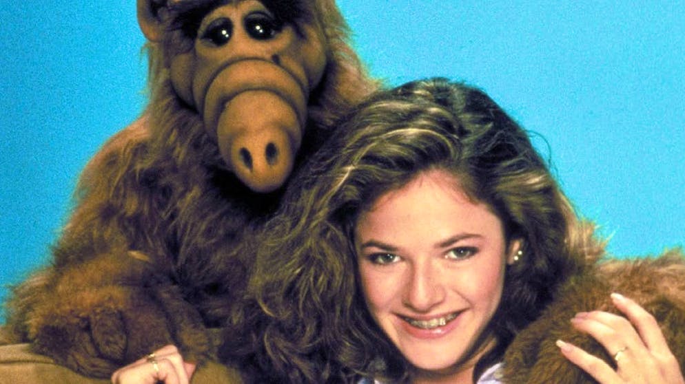 Che fine hanno fatto le star delle sit-com cult degli anni Ottanta?. Alf era sinceramente innamorato di Lynn: è per lei (Andrea Elson) che ha scritto la canzone «You’re The One That’s Out Of This World», sulla cui base ha anche girato una clip.