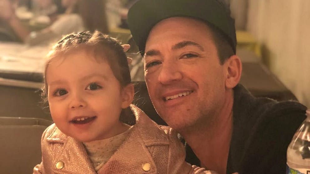 Che fine hanno fatto le star delle sit-com cult degli anni Ottanta?. Benché le grandi parti siano mancate all'appello, David Faustino resta un uomo molto occupato. DJ e presentatore radiofonico, è apparso come invitato nella soap opera «Febbre d'amore» nel 2017 ed è anche un doppiatore richiesto (è sua la voce del cattivo Dagur nei film e nella serie «Dragons»). È anche papà di una bimba.