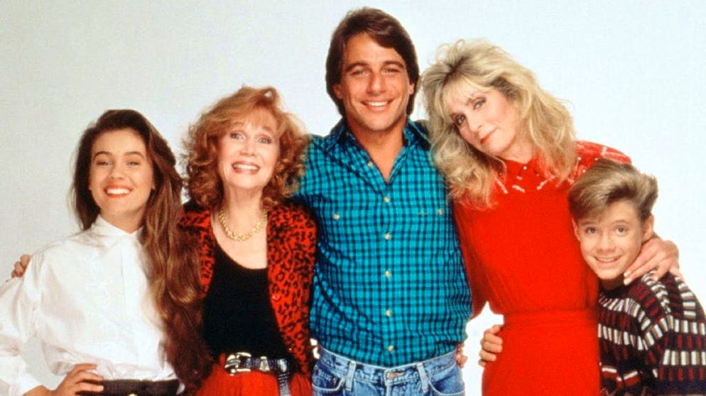 Che fine hanno fatto le star delle sit-com cult degli anni Ottanta?. Erano membri di una delle prime famiglie allargate: Tony Micelli (Tony Danza, al centro) intepretava un «casalingo» in una delle sit-com più popolari degli anni Ottanta: «Casalingo Superpiù» ha marcato la storia della televisione. Ma cosa fanno oggi le star di questa e di altre serie cult come «Sposati... con figli» e «Alf»? Scopritelo sfogliando la nostra galleria d'immagini.