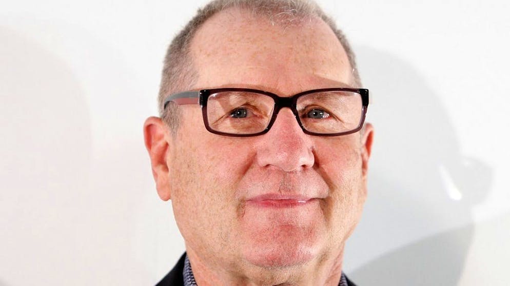 Che fine hanno fatto le star delle sit-com cult degli anni Ottanta?. Dopo la fine di «Sposati... con figli», Ed O'Neill è comparso soltanto in ruoli modesti in televisione o al cinema. Dal 2009, ha avuto l'occasione di incarnare il capo - a volte nervoso - di una famiglia allargata: particolarmente a suo agio nel ruolo di Jay Pritchett nella sitcom «Modern Family», ha ottenuto tre nomination agli Emmy Awards.