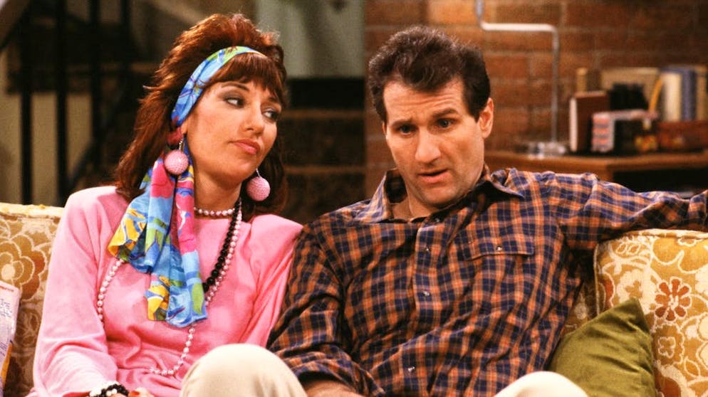 Che fine hanno fatto le star delle sit-com cult degli anni Ottanta?. Benché storcesse il naso e non gli mancassero le parole per lamentarsi di lei ad ogni episodio di «Sposati... con figli», Al (Ed O'Neill), venditore di scarpe, era di certo innamorato della sua Peggy (Katey Sagal), a modo suo. I coniugi Bundy hanno potuto - o dovuto - coabitare in televisione per dieci anni, dal 1987 al 1997, in 259 episodi.