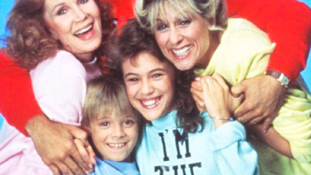 Che fine hanno fatto le star delle sit-com cult degli anni Ottanta?. La simpatica bambina-star è diventata un'icona sexy delle serie tv: nel suo ruolo di Samantha, la figlia di Tony, Alyssa Milano (in basso al centro) era già diventata «virale» tra gli adolescenti.