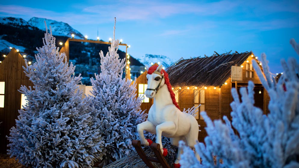 Indische Pre-Wedding-Party mit 850 Gästen steigt in St. Moritz. Das Paar liess in St. Moritz gleich ein ganzes Chilbi errichten, das nach den Feierlichkeiten von der Öffentlichkeit genutzt werden kann.