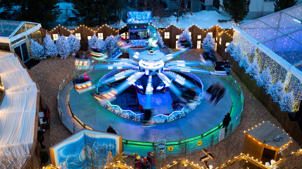 Indische Pre-Wedding-Party mit 850 Gästen steigt in St. Moritz. Auch ein Karussell gehört zu den Attraktionen des Chilbi.