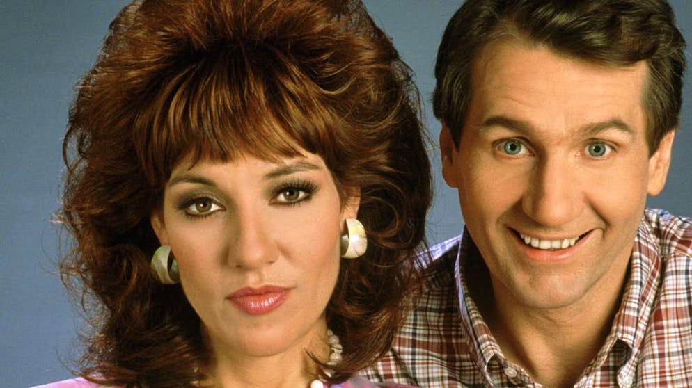 Che fine hanno fatto le star delle sit-com cult degli anni Ottanta?. Non aveva voglia di andare a lavorare, né di fare le pulizie, né di passare del tempo con suo marito Al: se Peggy Bundy, contrariamente ad ogni stereotipo, non è diventata una caricatura, è stato certamente grazie alle performance dell'attrice Katey Sagal. 