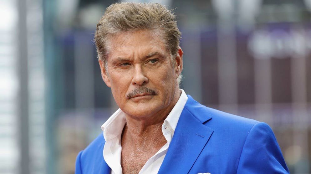 Wird David Hasselhoff wieder zum «Knight Rider»?. Ob ihm jemand seinen aktuell sehnlichsten Wunsch erfüllt? David Hasselhoff würde gerne K.I.T.T. reaktivieren, er arbeite gerade am Konzept einer neuen «Knight Rider»-Serie, erzählte er vor Kurzem der «Bild». Auch gegenüber «The Mirror» machte der Star nun weitere Andeutungen.