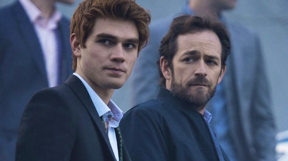 «Beverly Hills, 90210»-Reboot bekommt grünes Licht. Inwieweit Luke Perry (rechts) zurückkehrt, ist noch unklar. Er spielt seit 2017 in der Serie «Riverdale» mit, die hierzulande bei Netflix abrufbar ist. Er gibt darin den Vater der Hauptfigur Archie (K.J. Apa).
