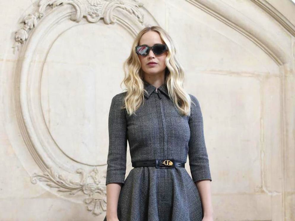 Bei der Oscar-Verleihung hat man Jennifer Lawrence nicht gesehen, aber die Dior-Show lässt sich die Schauspielerin nicht entgehen.