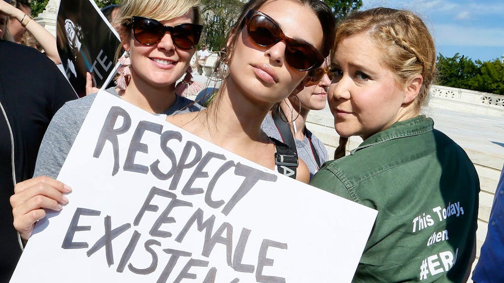 Feministin und sexy sein – kann man das? Emily Ratajkowski (Mitte) findet, man kann.