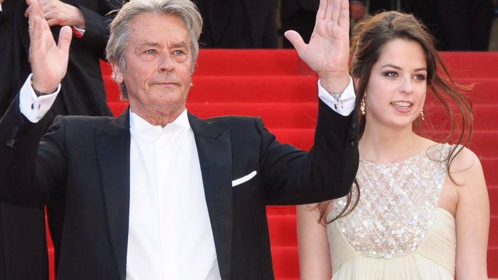 Tensions, rancœur ou rédemption. Que deviennent les enfants d’Alain Delon?