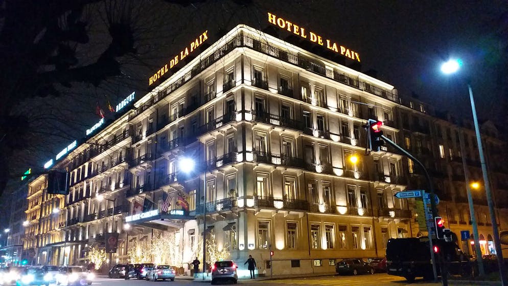 Gästewahl – Das sind die besten Schweizer Hotels. Ritz-Carlton und Genf – die beiden Namen allein verheissen Glamour und Eleganz. Das 2017 umfangreich modernisierte Fünf-Sterne-Hotel wird den Erwartungen gerecht: Ob nun das stilvolle Interieur, die aufmerksamen Mitarbeiter oder die gute Lage mit kurzen Wegen in die Innenstadt – es bleiben keine Wünsche offen – Platz 2 in der Endabrechnung.