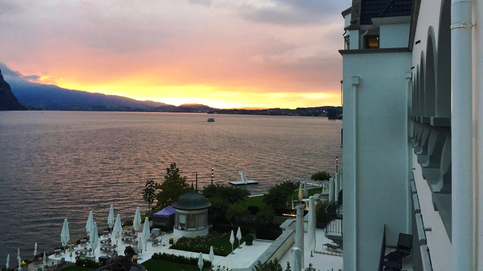 Gästewahl – Das sind die besten Schweizer Hotels. <strong>«</strong>Vergangenheit bewahren, Zukunft gestalten<strong>»</strong> lautet das Motto des Park Hotels in Vitznau, dass sich den 5. Platz holt. Am Vierwaldstättersee gelegen, mutet das Hotel von aussen an wie ein vornehmes Schloss. Das Interieur ist hingegen modern. Mit 32'000 Flaschen gehört der Weinkeller des Hotels zu den exklusivsten des Landes. 