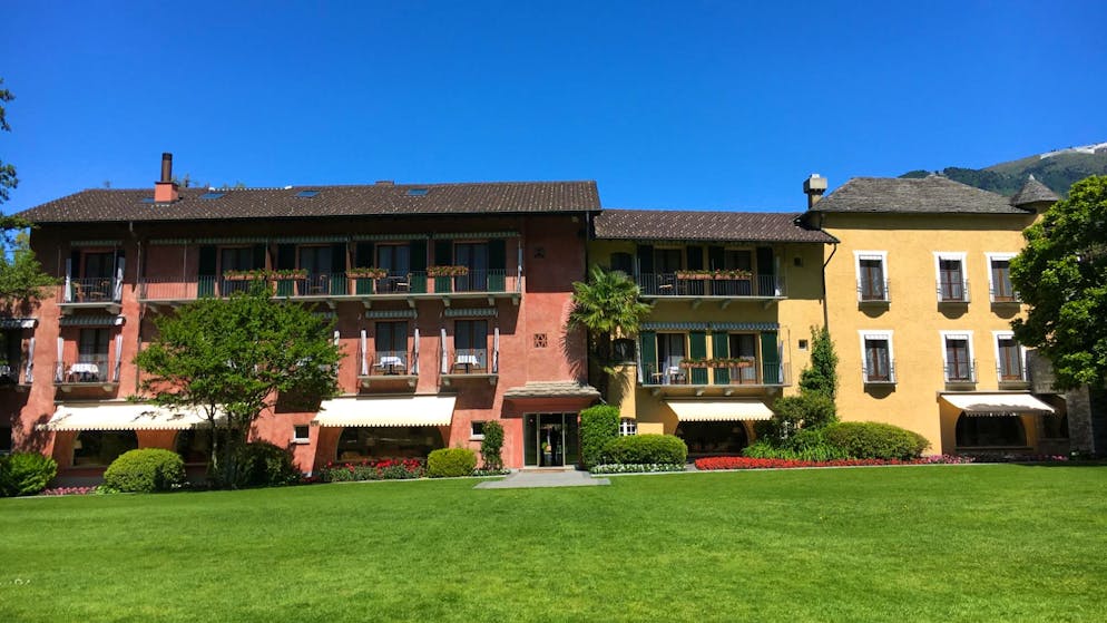 Gästewahl – Das sind die besten Schweizer Hotels. Wer träumt nicht von einem malerischen Haus am See? Das Castello del Sole in Ascona TI  wird diesem Wunsch gerecht: Gelegen in einem wunderschönen Park mit einem eigenen Zugang zum Lago Maggiore ist das Hotel eine Ruhe-Oase der besonderen Art – und schafft es damit auf Rang 8.